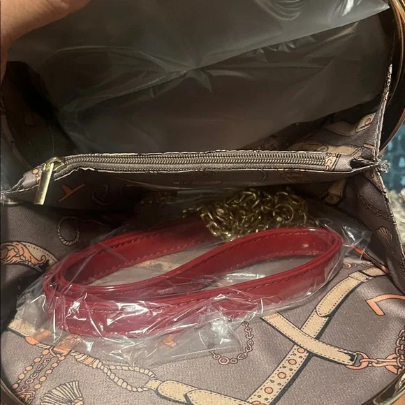 Red Circle Purse - Picture 2 of 2